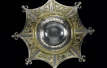 A start shaped metal brooch.