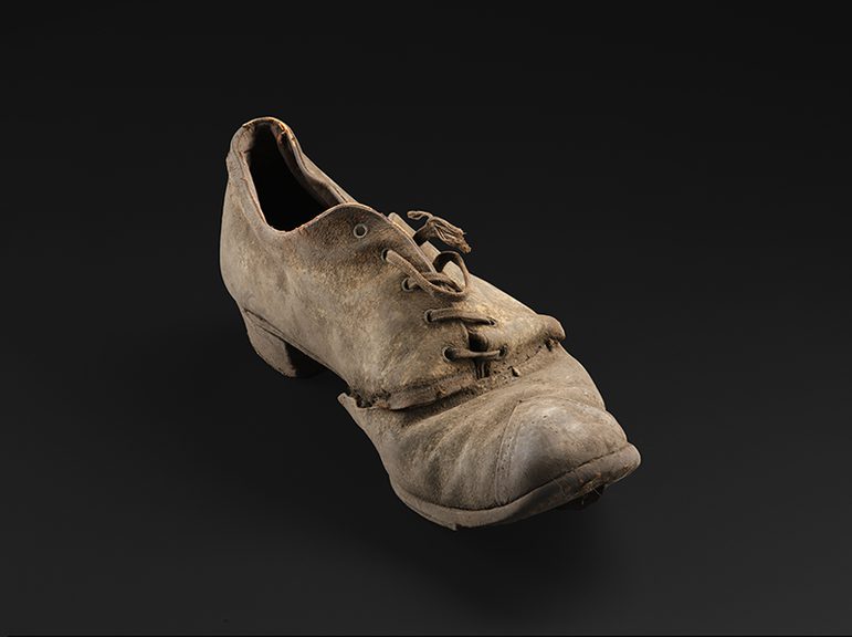 A heeled leather lace tie dark shoe.