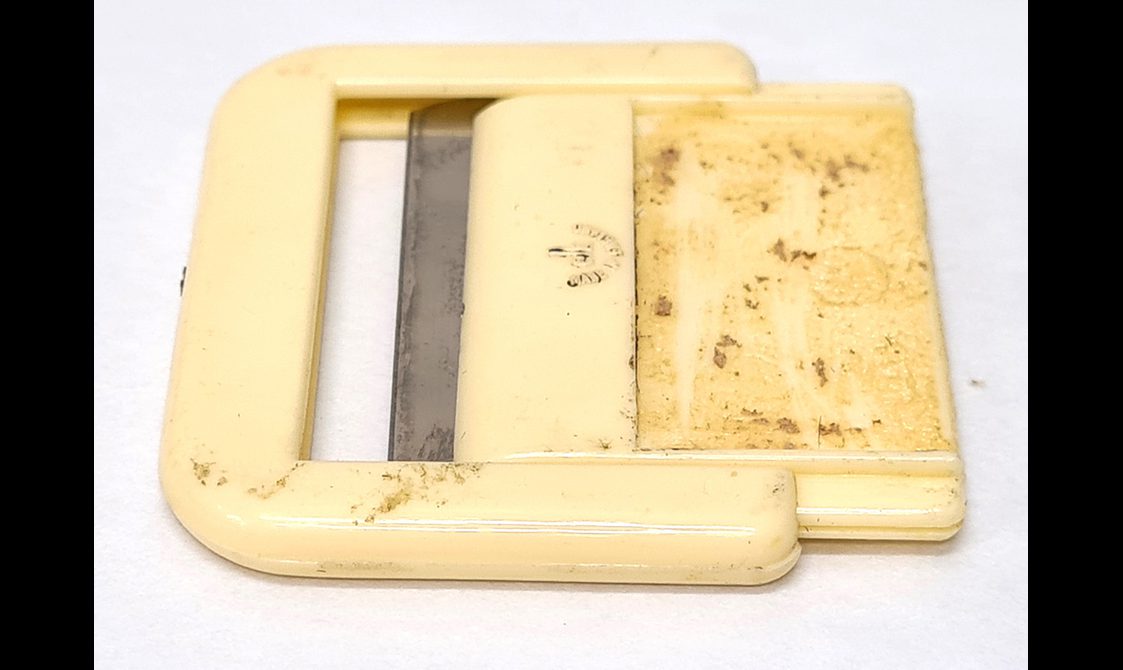 Razor iencased in a flat white plastic casing