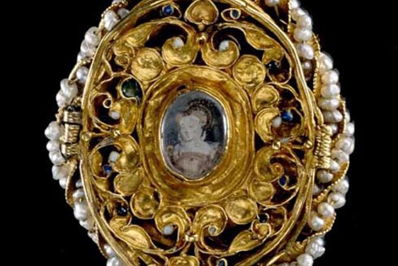 Oval locket of gold and a gold and pearl pendant which was probably formerly attached to the locket