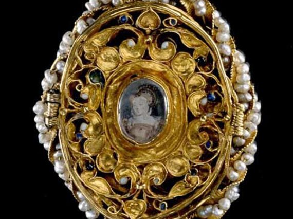 Oval locket of gold and a gold and pearl pendant which was probably formerly attached to the locket